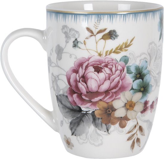 Witte mok met roze en blauwe bloemen.