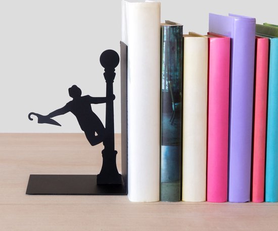 Zwarte metalen boekensteun met zingende man en paraplu, naast een rij gekleurde boeken.