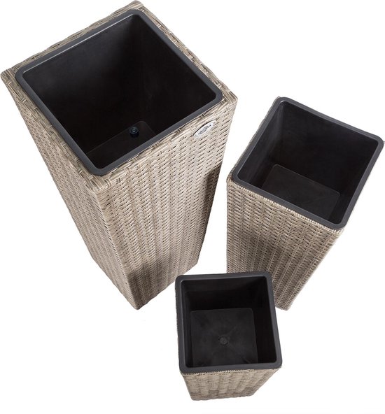 Drie crème kleurige, vierkante bloempotten van polyrattan met rotanlook. Twee hoge, één lage, van bovenaf gezien.