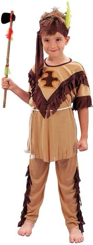 Jongen in een bruin indianenkostuum met franjes, hoofdband met veer, en een speer.