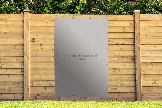 Tuinposter tekst - Tuinschilderijen - Taupe - Zandkleur - Een echte hovenier is net onkruid, niet uit de tuin te krijgen - Tuinieren - Spreuk - 120x180 cm - Tuindoeken voor buiten
