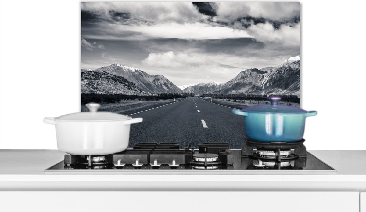 KitchenYeah - Spatscherm - Natuur - Bergen - Weg - Lucht - Zwart wit - 60x40 cm - Muurbeschermer