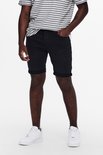Man in gestreepte t-shirt en zwarte shorts.