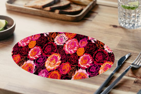 Ovale placemat met een zwart-roze rozenpatroon.