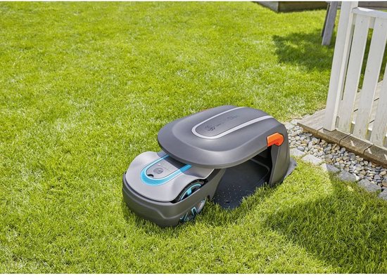 Grijze robotmaaier met oranje accenten en blauwe details op de wielen, staand op gras.