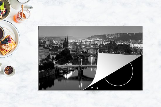 KitchenYeah® Inductie beschermer 90x52 cm - De bruggen in Praag bij een donkere lucht - zwart wit - Kookplaataccessoires - Afdekplaat voor kookplaat - Inductiebeschermer - Inductiemat - Inductieplaat mat