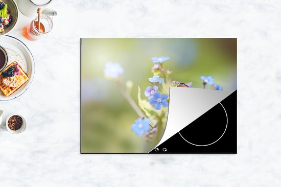KitchenYeah® Inductie beschermer 70x52 cm - Lieveheersbeestje - Bloem - Lente - Kookplaataccessoires - Afdekplaat voor kookplaat - Inductiebeschermer - Inductiemat - Inductieplaat mat