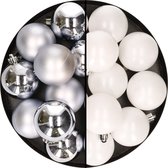 24x stuks kunststof kerstballen mix van zilver en wit 6 cm - Kerstversiering
