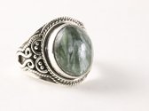 Bewerkte zilveren ring met groene serafiniet - maat 18