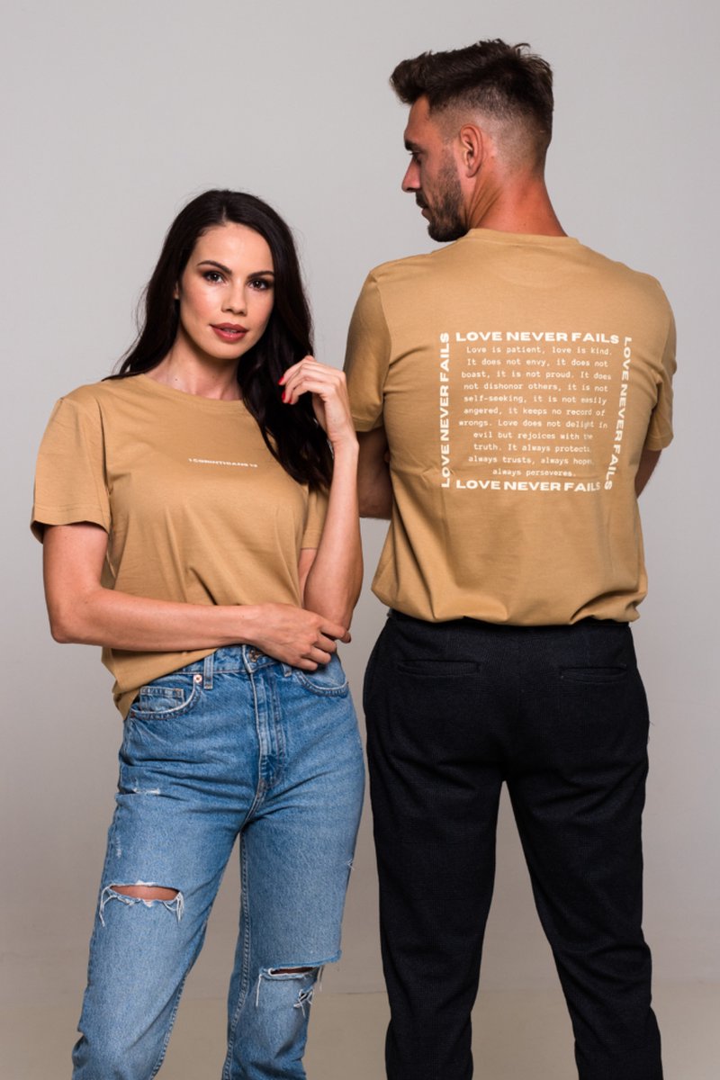 LOVE NEVER FAILS - 1CORINTHIANS 13 sand unisex christelijk T-shirt