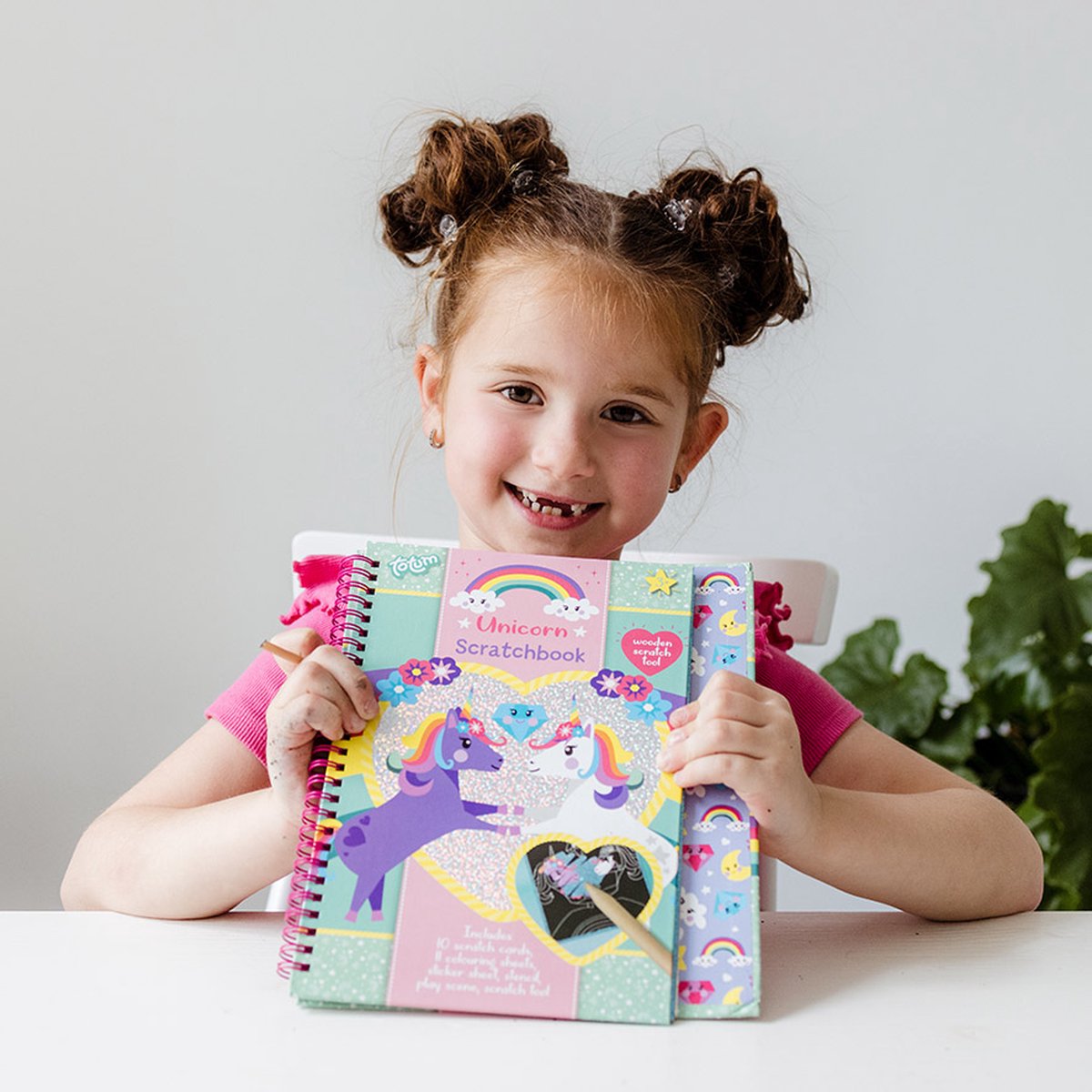 Totum Unicorn vakantieboek doeboek luxe kraskaarten scratch art sticker en kleurboek speelgoed meisjes met unicorns A5 25-delig — afbeelding 11