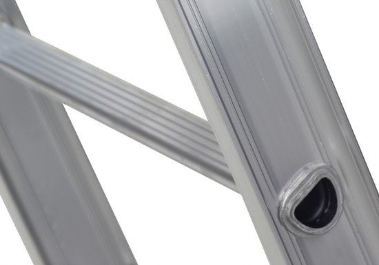 Detailopname van een aluminium ladder met ribbelige sporten en een zwarte dop.