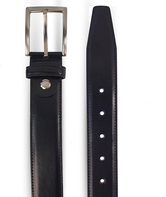 Zwarte leren riem met zilverkleurige gesp, close-up van de gesp en riem.