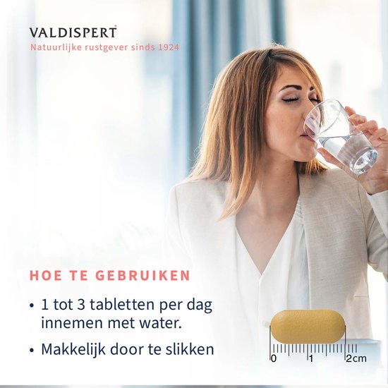 Vrouw neemt tablet in met glas water. Illustratie van een tablet met schaalverdeling.