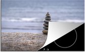 KitchenYeah® Inductie beschermer 81x52 cm - Kleine cairns op het strand - Kookplaataccessoires - Afdekplaat voor kookplaat - Inductiebeschermer - Inductiemat - Inductieplaat mat