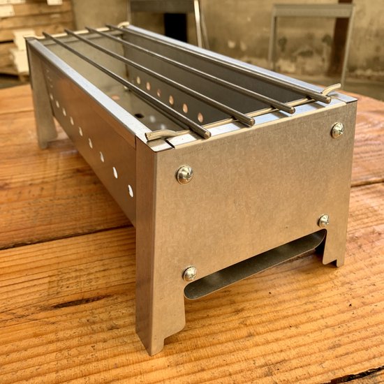 Spiedini Saté-bbq Bali 40 Mini - Kleine, smalle houtskoolbarbecue met horizontaal rooster voor sate of andere spiesjes - 40 cm lang, 11 cm breed, 14 cm hoog - Ideaal voor tuin- of open haard, of balkon - Materiaal: gealuminiseerd ijzer van Black&Stone — afbeelding 5