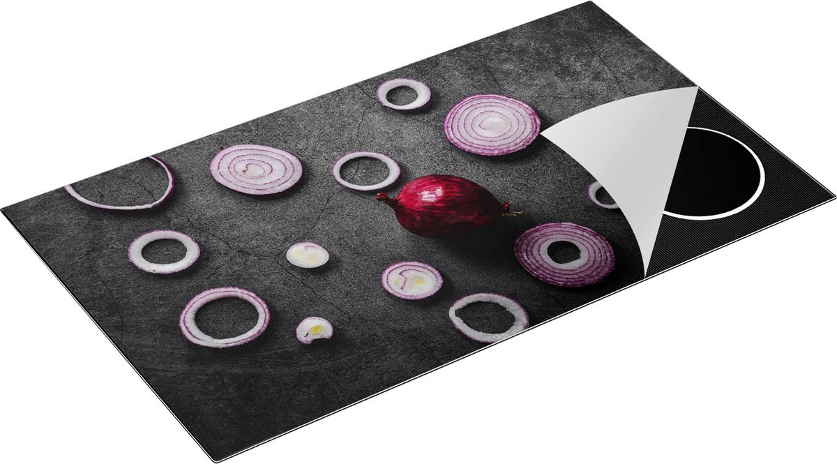 Chefcare Inductie Beschermer Gesneden Uien op een Zwarte Achtergrond - 90x52 cm - Afdekplaat Inductie - Kookplaat Beschermer - Inductie Mat