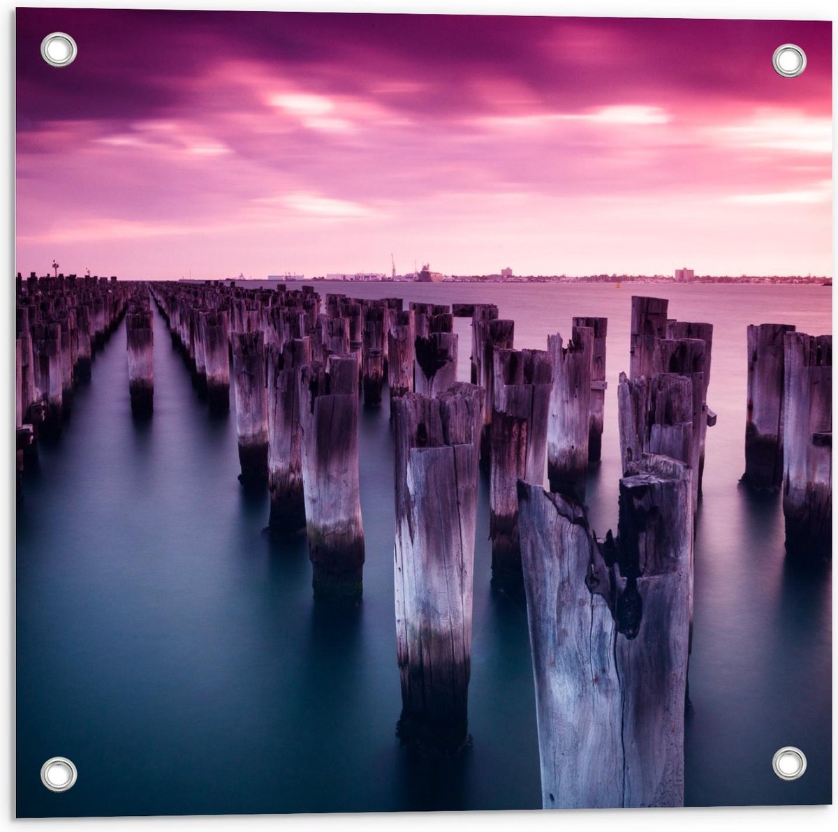 Tuinposter – Houten Palen in de Zee met een Mooie Zonsondergang - 50x50cm Foto op Tuinpost
