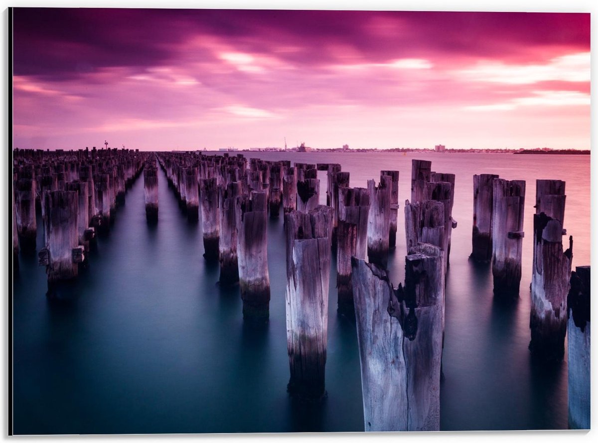 Dibond - Houten Palen in de Zee met een Mooie Zonsondergang - 40x30cm Foto op Aluminium (W