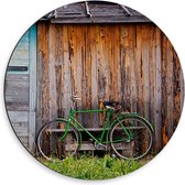 Dibond Wandcirkel - Groene Fiets bij Schuur - 50x50cm Foto op Aluminium Wandcirkel (met ophangsysteem)