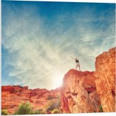 Forex - Persoon op de Rotsen  - 80x80cm Foto op Forex