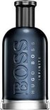 Donkerblauwe Hugo Boss Bottled Infinite eau de parfumfles met zilveren dop, met BOSS HUGO BOSS
INFINITY op de voorkant.