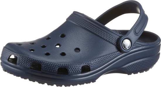 Sabot Crocs bleu marine avec bride rabattue, vu de côté.