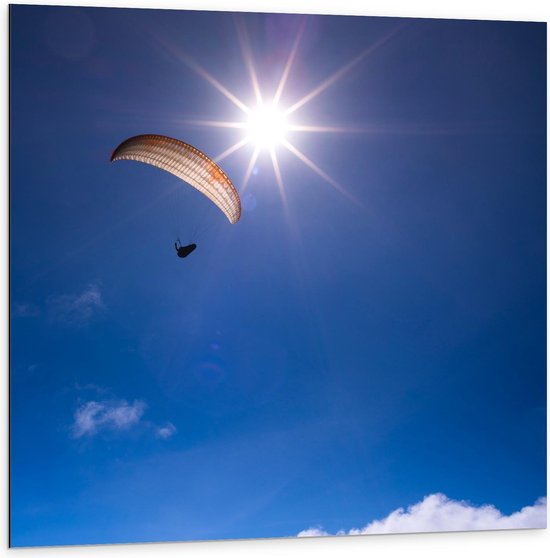 Dibond - Paragliden bij Zonnetje boven Bergen - 100x100cm Foto op Aluminium (Met Ophangsysteem)