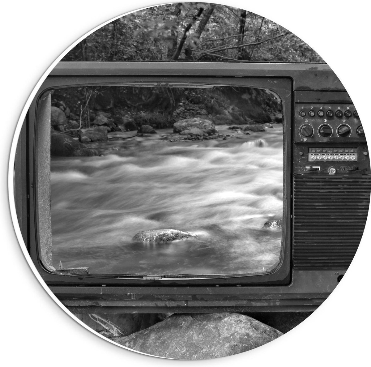 Forex Wandcirkel - Televisie op Stenen bij Rivier - 20x20cm Foto op Wandcirkel (met ophangsysteem)