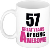 Mug 57 Great Years of Being Awesome Blanc et rose - Mug / tasse cadeau - 29e anniversaire / 57 ans