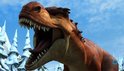 Een grote, bruine dinosaurus met open bek, scherpe tanden en stekels op zijn rug. Sneeuwachtige bomen op de achtergrond.