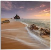 Dibond - Golven op Strand - 50x50cm Foto op Aluminium (Met Ophangsysteem)