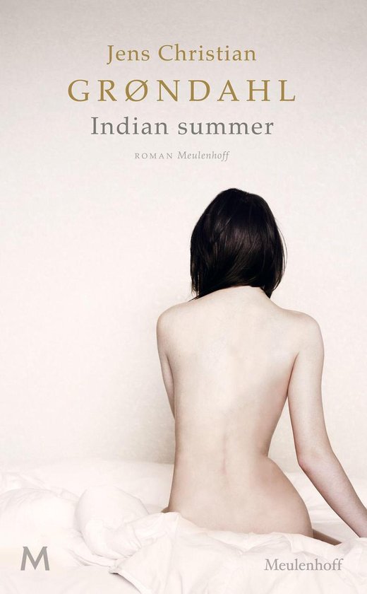 Boek 'Indian summer' van Jens Christian Grøndahl. Achterkant van een vrouw met donker haar op een wit laken.
