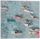 Forex - Bovenaanzicht Surfers op het Water - 50x50cm Foto op Forex