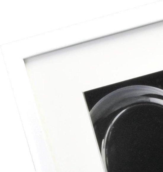 Een close-up van de witte rand van een fotolijst.
