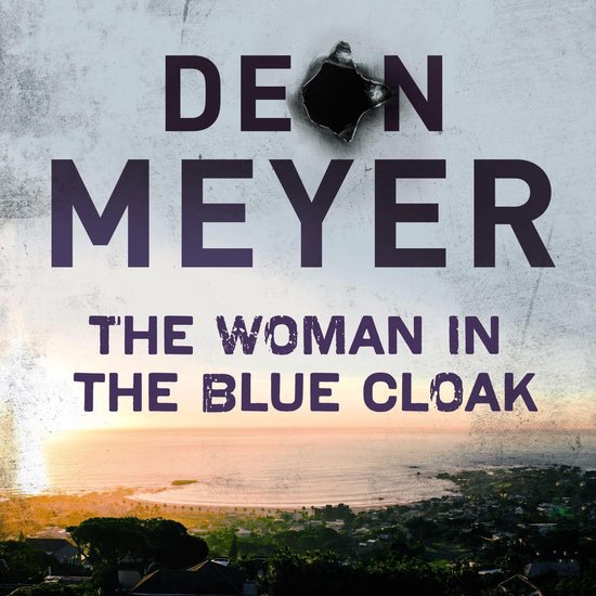 Boekomslag: 'The Woman in the Blue Cloak' door Deon Meyer, met een kogelgat in de titel en een kustlandschap bij zonsondergang.