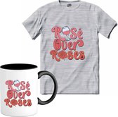 Rose Over Roses | Valentijn - Valentijnsdag - Cadeau - Kado - T-Shirt met mok - Unisex - Donker Grijs - Gemêleerd - Maat XXL