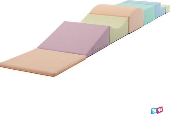 Blocs de jeu souples aux couleurs pastel, disposés en chemin avec un départ plat, une rampe, un pont et des marches.
