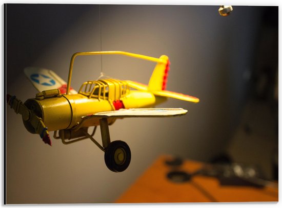 WallClassics - Dibond - Geel Kinderspeelgoed Vliegtuigje Zwevend in Kinderkamer - 40x30 cm Foto op Aluminium (Wanddecoratie van metaal)