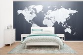 Behang - Fotobehang Wereldkaart - Simpel - Zwart - Wit - Breedte 500 cm x hoogte 280 cm