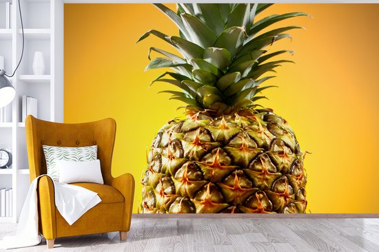 Couleurs jaunes et vertes d'un ananas sur fond jaune Papier peint photo vinyle largeur 600 cm x hauteur 400 cm - Tirage photo sur papier peint (disponible en 7 tailles)
