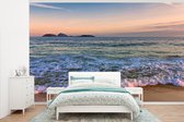 Behang - Fotobehang Zicht over de zee van het Braziliaanse strand van Ipanema - Breedte 375 cm x hoogte 240 cm