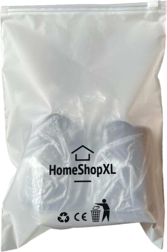 Witte plastic zak met het HomeShopXL logo, CE-markering en afvalsymbool, met zwarte producten erin.