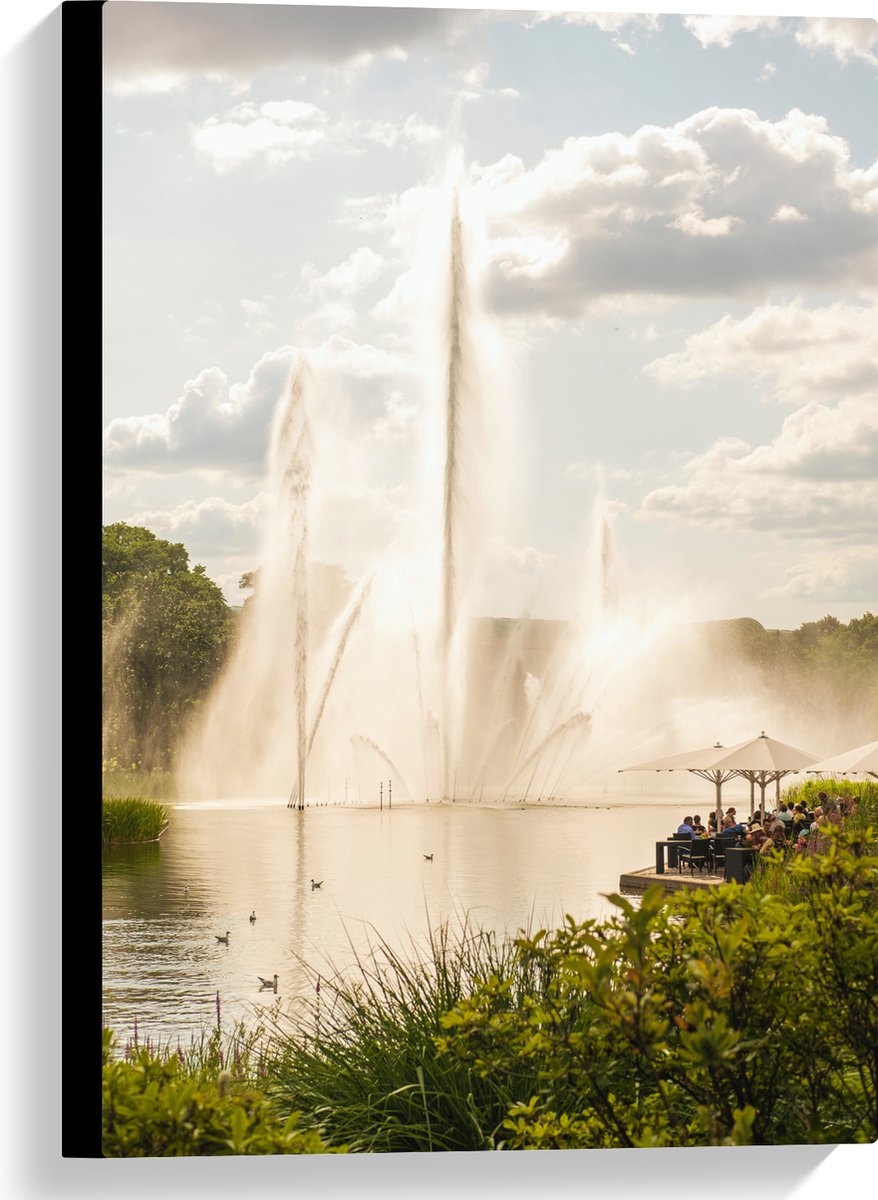 Canvas - Waterfontein in een Meer - 40x60 cm Foto op Canvas Schilderij (Wanddecoratie op C