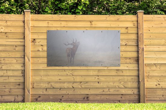Tuinposter 200x100 cm - Tuindecoratie Hert - Gras - Mist - Poster voor in de tuin - Buiten decoratie - Schutting tuinschilderij - Tuindoek muurdecoratie - Wanddecoratie balkondoek