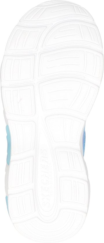 Witte buitenzool van een kindersneaker met groeven.