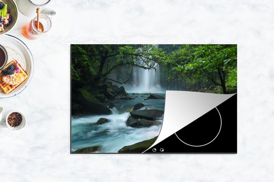 KitchenYeah® Inductie beschermer 81.6x52.7 cm - Helderblauwe wilde rivier en watervallen in het regenwoud van Costa Rica - Kookplaataccessoires - Afdekplaat voor kookplaat - Inductiebeschermer - Inductiemat - Inductieplaat mat