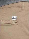 Detail van de achterzak van een beige chino broek met "Jack & Jones" label.