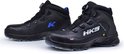 Twee zwarte hoge werkschoenen, één met blauw K-logo en "TPU-COVERED", de andere met HKS logo.