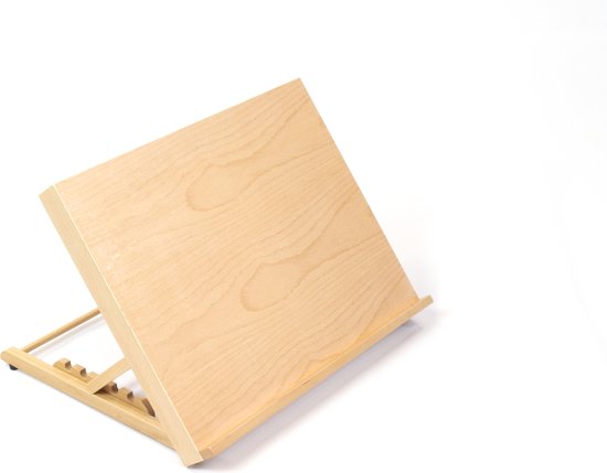 Een opgevouwen houten schildersezel, A3+, staand op een witte achtergrond.